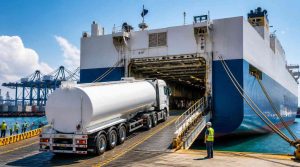 Ilustrasi Armada truk tangki andalan kapasitas logistik ammonia Damika bersiap melakukan pengiriman bahan kimia antar pulau dengan aman.