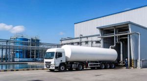Ilustrasi Truk tangki PT Damika Buana Indonesia menyuplai bahan kimia sebagai supplier asam sulfat Makassar untuk kawasan industri manufaktur.