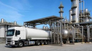 Ilustrasi Truk logistik PT Damika Buana Indonesia memasok bahan kimia untuk kebutuhan asam sulfat pada pemurnian nikel HPAL di smelter.