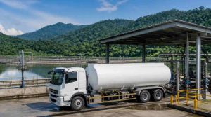 Ilustrasi Truk tangki B3 PT Damika Buana Indonesia memasok bahan kimia sebagai supplier asam sulfat Kalimantan untuk industri tambang.
